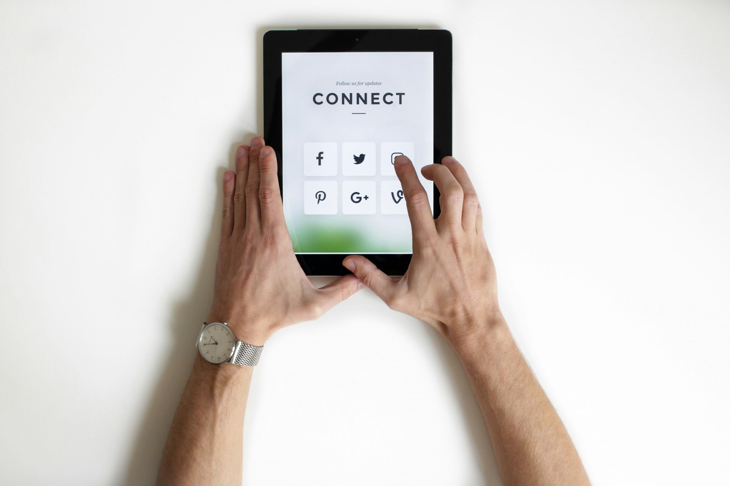En surfplatta som visar texten "Connect" och sociala medier ikoner