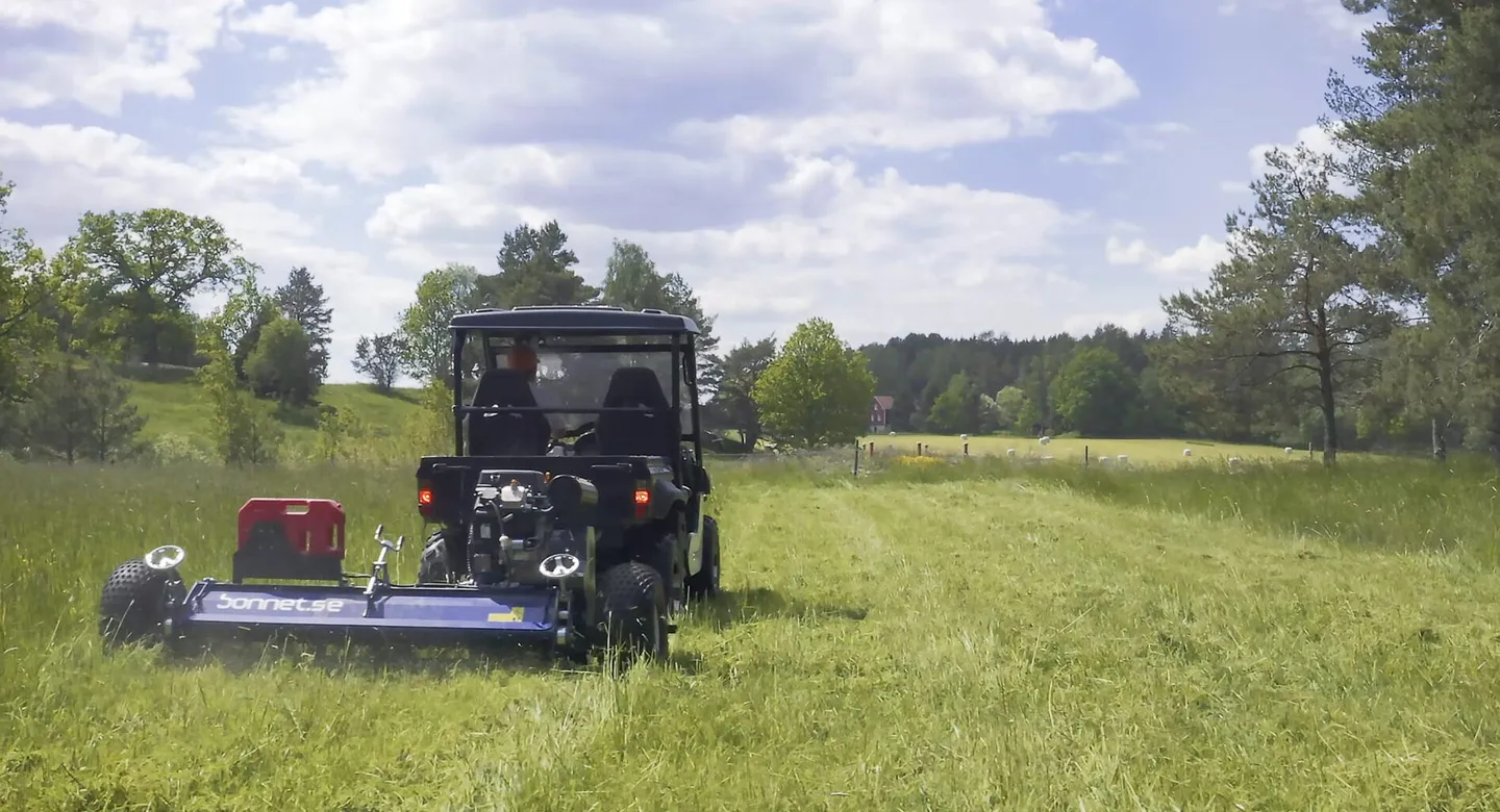 ATV-klippare-med-rod-dunk-scaled-e1747143002227